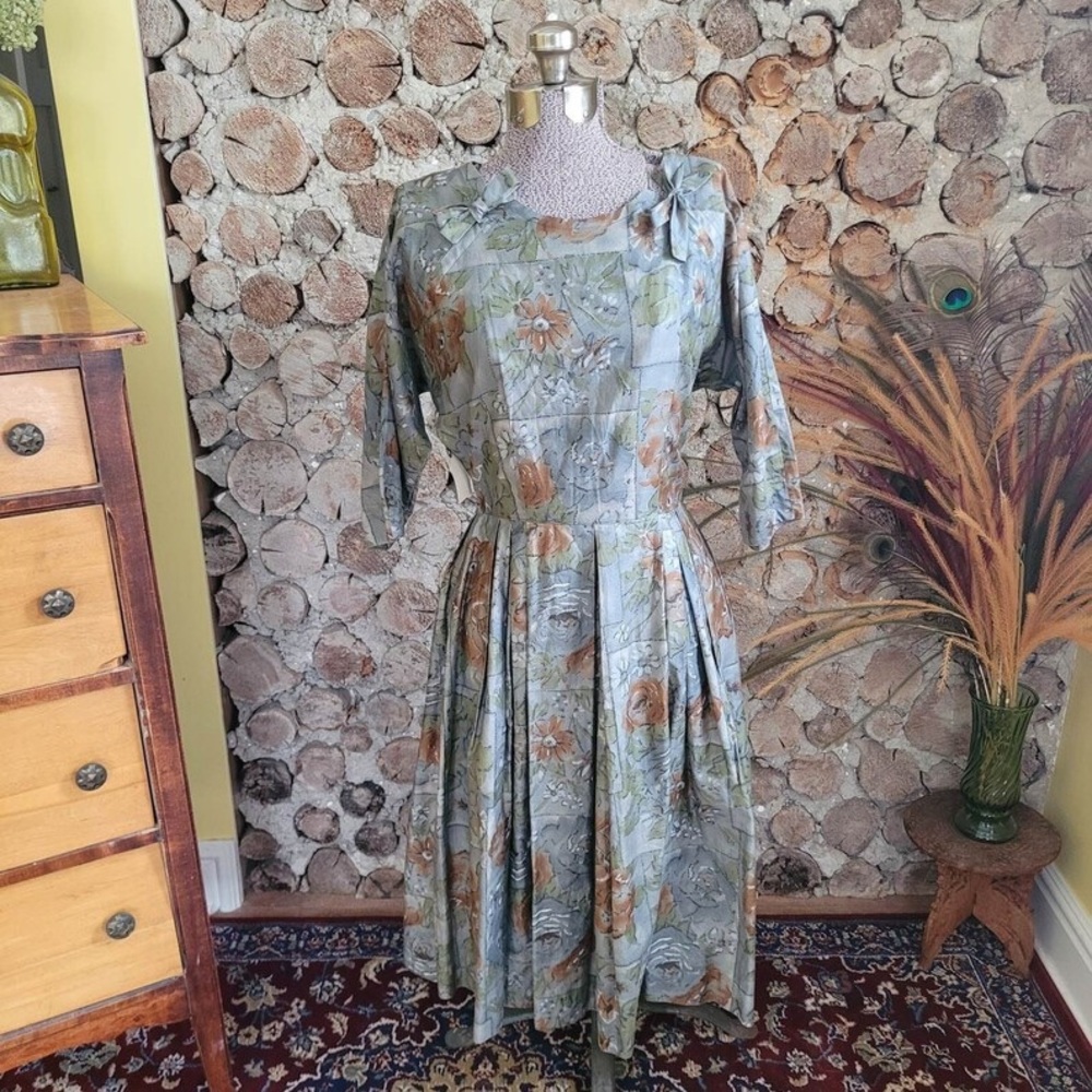 Vintage Dress 
1950's Grey Fit and Flare, Cotton floral pattern,bow details 8 US
